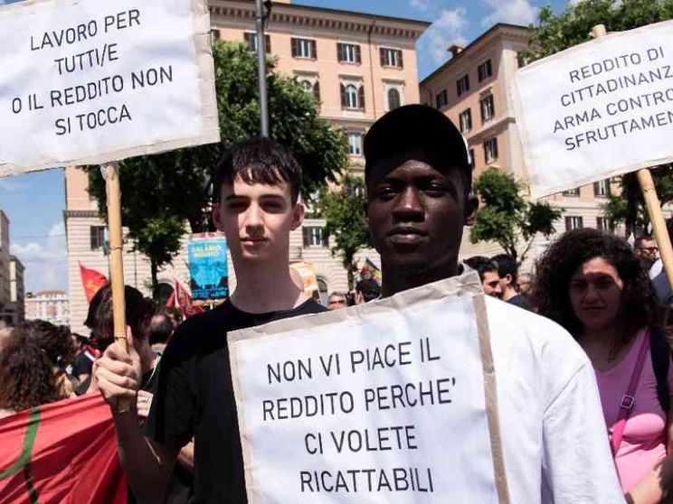 Nel nuovo reddito restano alte le barriere per gli stranieri