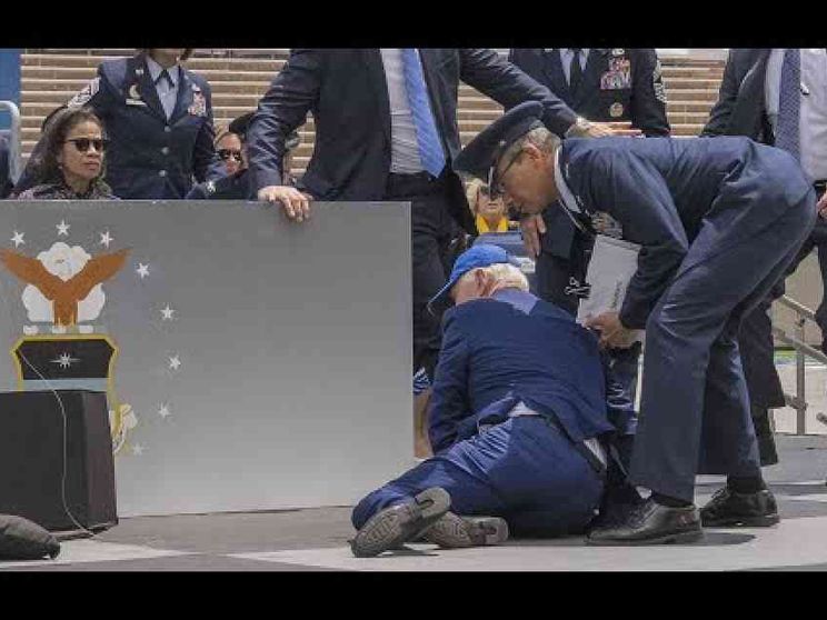 Usa, Biden cade durante la cerimonia dell'aeronautica: sta bene