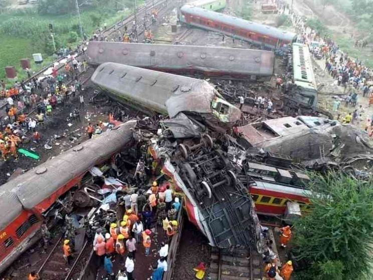 Scontro fra treni nell'Orissa: salito a 288 morti il bilancio, 900 feriti