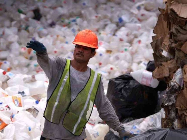 Un pianeta che soffoca nella plastica. E noi con lui