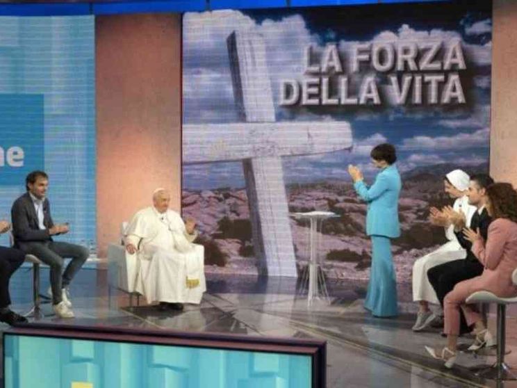 Il Papa in sede Rai: «Con la pace si guadagna. Attenti alle apparizioni mariane»