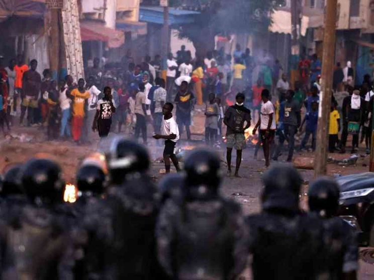Dakar sprofonda nel caos: 16 morti nelle proteste