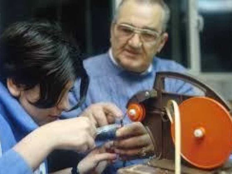 Lavoratori anziani, l'esperienza a servizio dei giovani