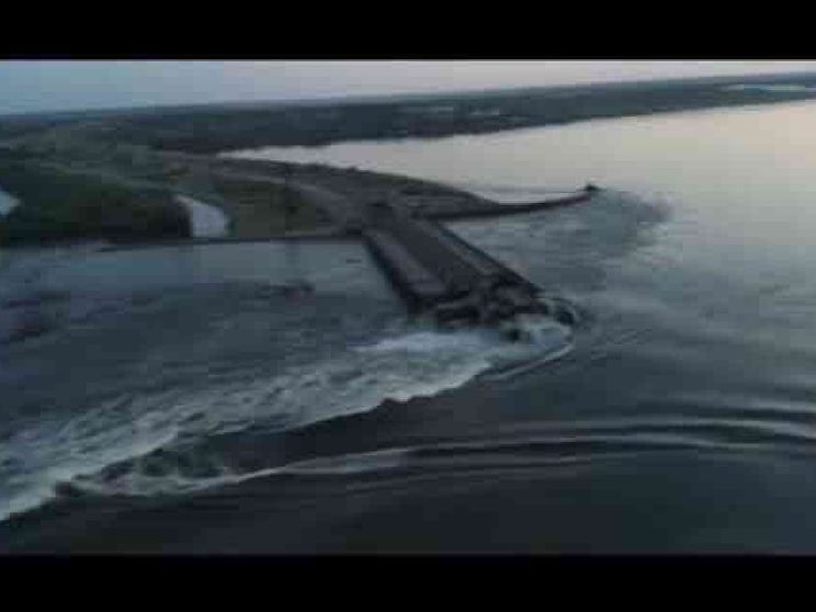 Distrutta una diga a Kherson, rischio inondazioni