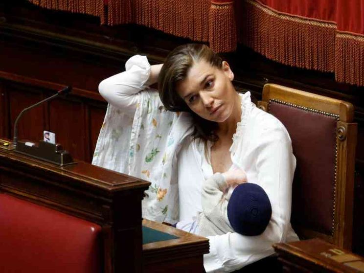 Gilda Sportiello prima deputata ad allattare in Aula. «Giorno storico»