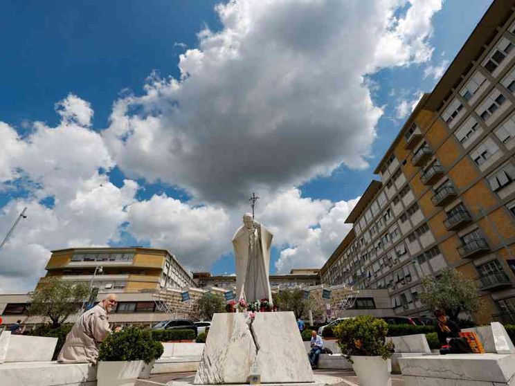 Papa Francesco, intervento di tre ore. «Poi ha scherzato»