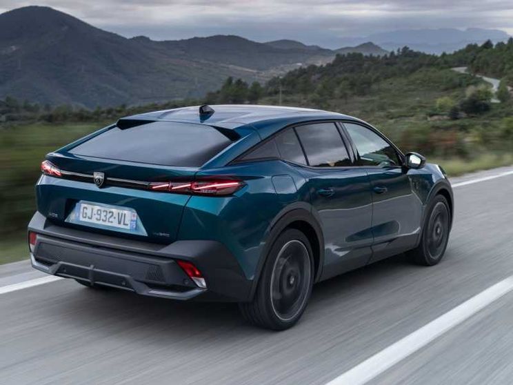 Peugeot 408, il bello di guidare fuori dagli schemi