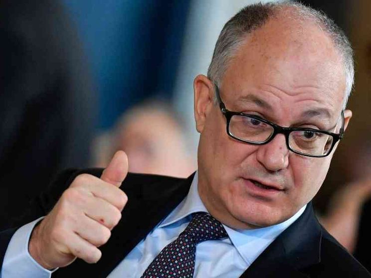 Gualtieri trascrive due atti di nascita esteri di figli di due mamme