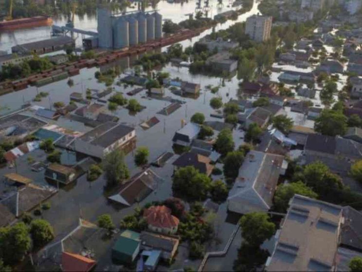 Kherson, la genta resta sott’acqua. Kiev e Mosca si scaricano la responsabilità