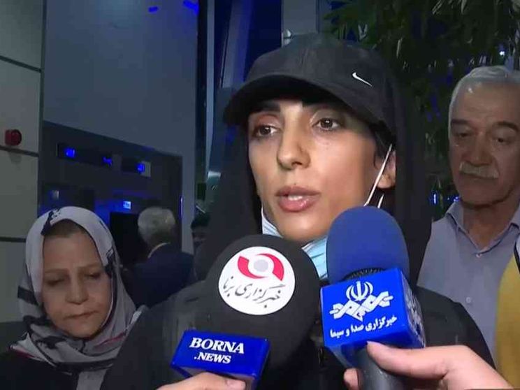 Torna in gara a capo coperto la scalatrice che rifiutò il velo