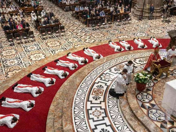 Delpini ordina 15 nuovi preti. «Pochi? Conta essere con Gesù»