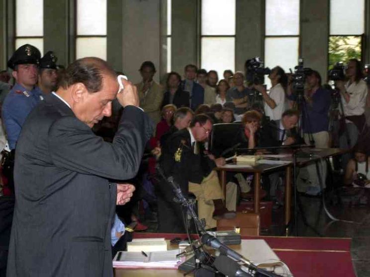 Il Cavaliere e il braccio di ferro infinito con la magistratura