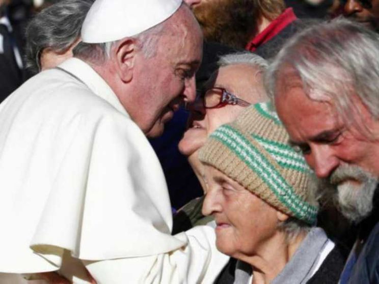 Il Papa: non immagini commuoventi ma persone