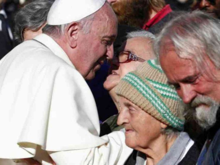 Il Papa: non immagini commuoventi ma persone