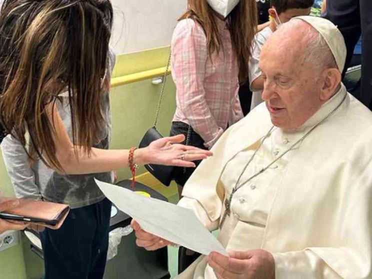 Francesco sarà dimesso domani. Le foto della visita ai piccoli oncologici