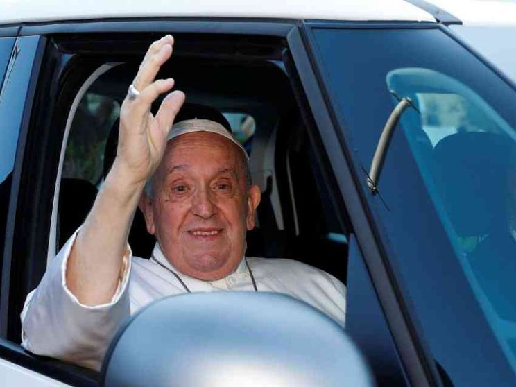 Papa Francesco ha lasciato l'ospedale Gemelli: «Ancora vivo» / Foto