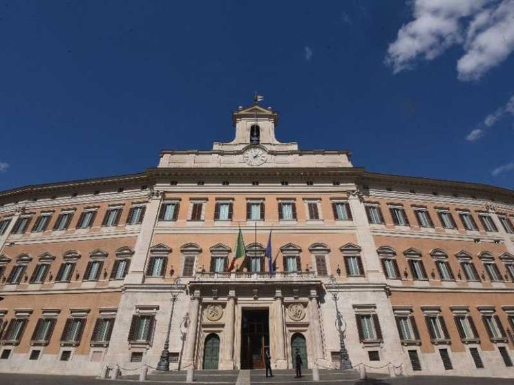 Maternità surrogata, il “reato universale” verso il voto