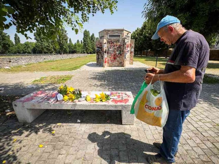 Il clochard ghanese ucciso: arrestati due 16enni. «Futili motivi»