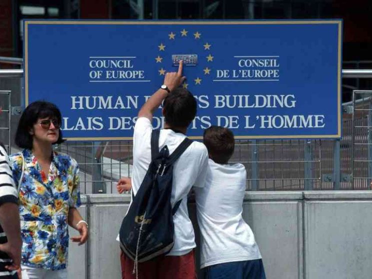 Maternità surrogata, Strasburgo dice no ai ricorsi delle coppie italiane