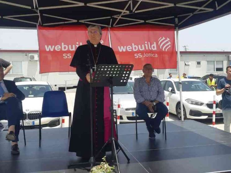 Il vescovo di Cassano nel cantiere. «La Chiesa è dalla vostra parte»