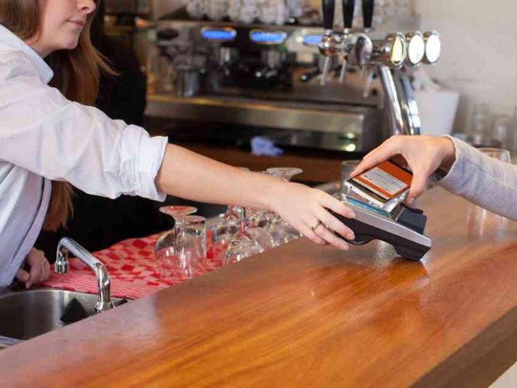 Il sorpasso della moneta digitale sui contanti stimato nel 2025