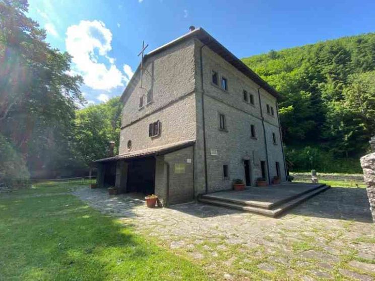 Diventa prete l'eremita che ha scelto di vivere senza telefono e Internet