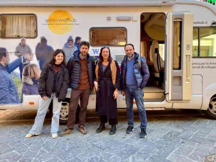 Un van carico di imprese sociali: negli Appennini l'incubatore è mobile