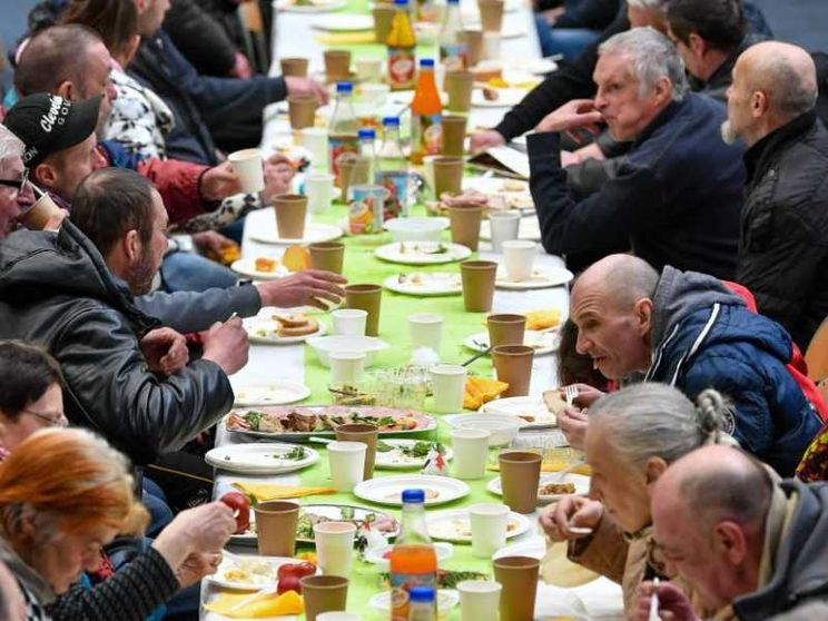 Si allungano le file (+12%) ai centri della Caritas: più poveri in Italia