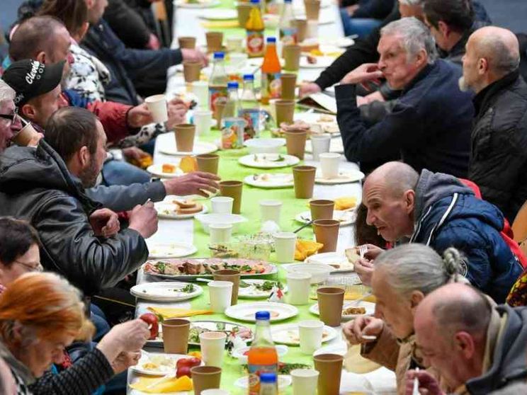 Si allungano le file (+12%) ai centri della Caritas: più poveri in Italia