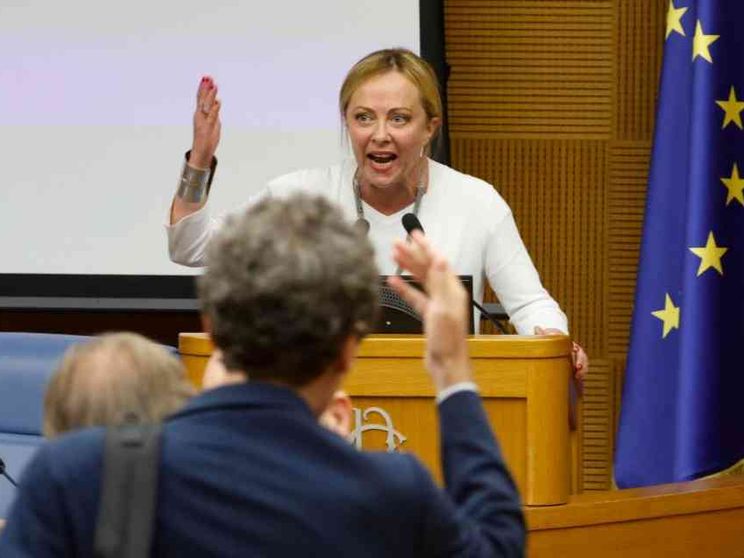 Cannabis legale e serie tv: cosa c'è dietro la contestazione a Meloni