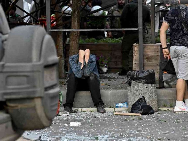 La strage di civili a Kramatorsk: 11 morti, tra loro due gemelle di 14 anni