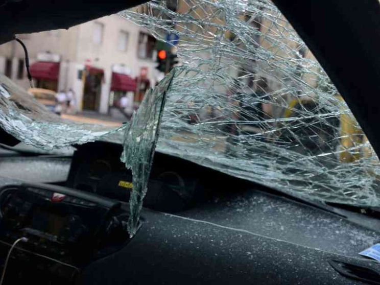 Giovani spericolati: il 17% fuma cannabis e poi guida, il 23% guarda video