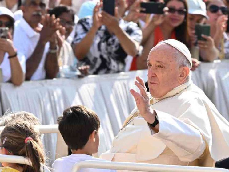 Il Papa: «Non c’è santità senza cura per i poveri. Troppi soldi per le armi»