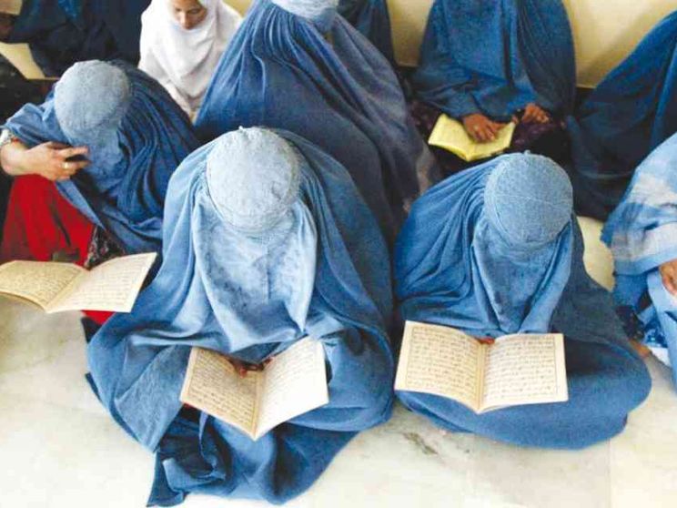 Sotto i taleban lezioni alle donne della scuola «che non c'è»