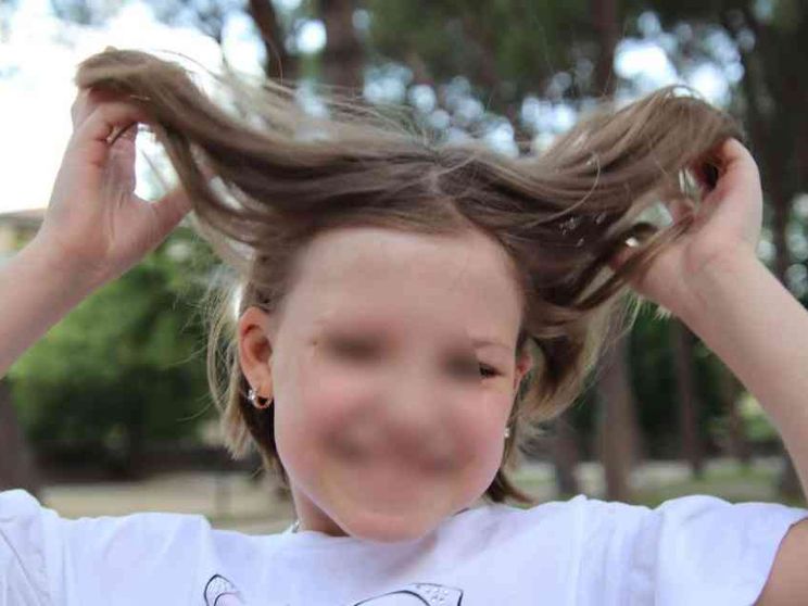 A nove anni Zlata rinuncia ai capelli per aiutare la resistenza ucraina