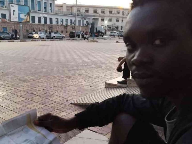 Sfax, la grande fuga dei profughi «Vogliono portarci tutti in Libia»
