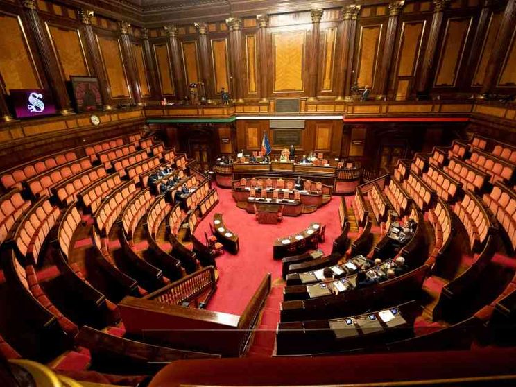 Stop al taglio dei vitalizi per i senatori, è polemica