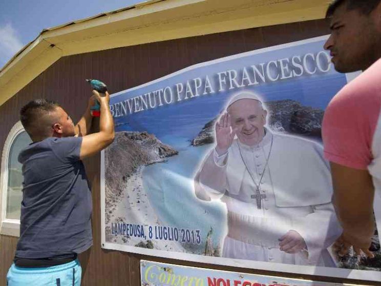 Il Papa: le stragi in mare, vergogna di una società che non sa più piangere