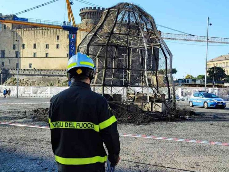 Distrutta da un incendio la "Venere degli stracci". Fermato un senza dimora