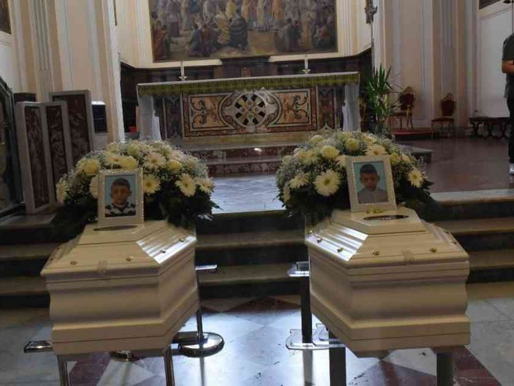 I funerali dei fratellini annegati, il vescovo: perché così poca gente?