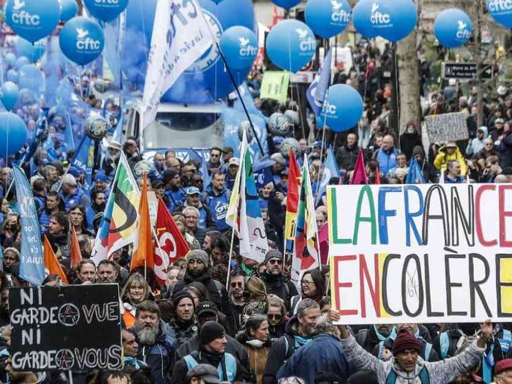 Il «modello francese» di welfare prova a resistere ma non ce la fa