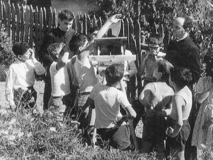 Nelle sue lettere tutta l'ironia del "vero" don Milani