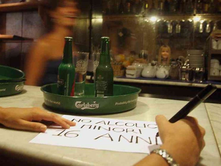 Droga, psicofarmaci, alcol: consumi choc tra i ragazzi, ora ci sono i dati