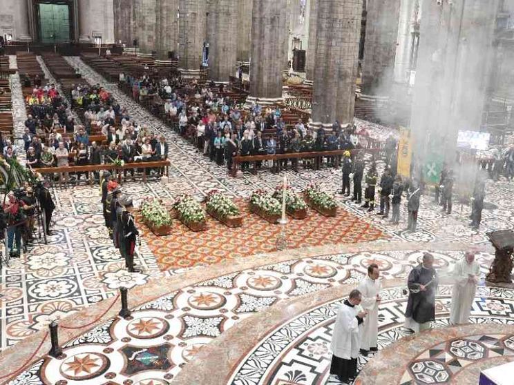 Nel Duomo semideserto i funerali dei sei anziani morti nel rogo della Rsa
