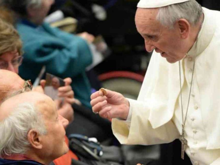 Nonni, abbiamo bisogno di voi. La consegna degli anziani ai giovani della Gmg