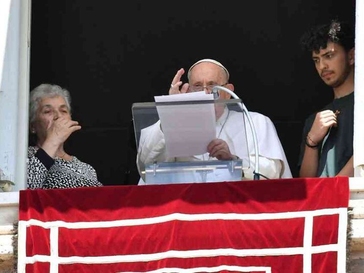 Il Papa prega la pace e per gli anziani. "Abbiate cura di loro"