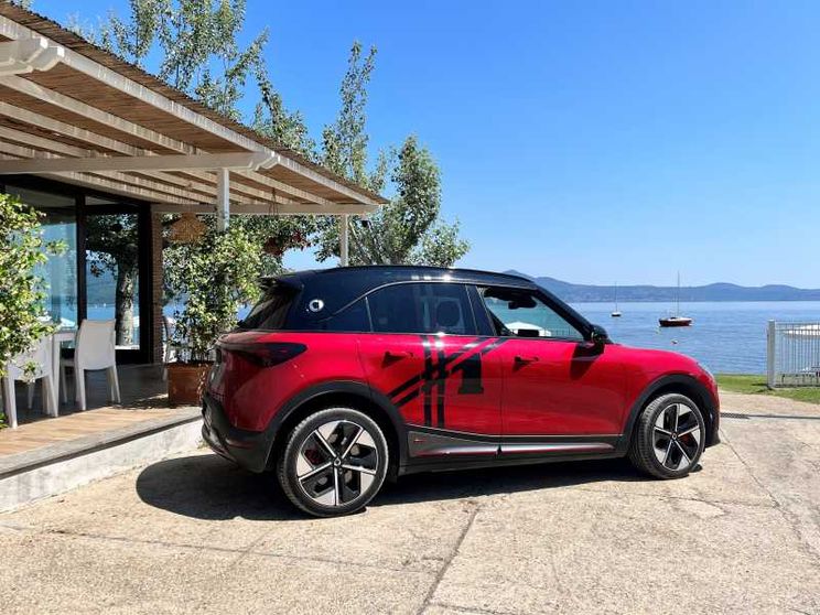 Al volante della nuova Smart#1: ecco com'è e come va