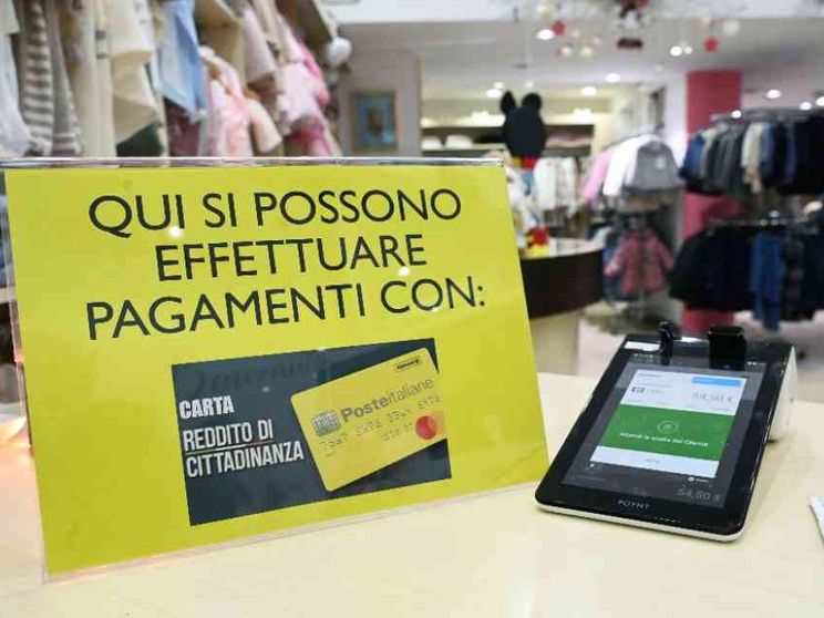 Dall'Inps Sms a 169mila famiglie: stop al reddito di cittadinanza. Proteste