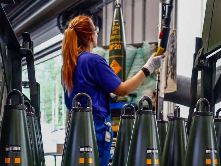 La fabbrica della guerra fatica a soddisfare la domanda di armi, ma s'impegna