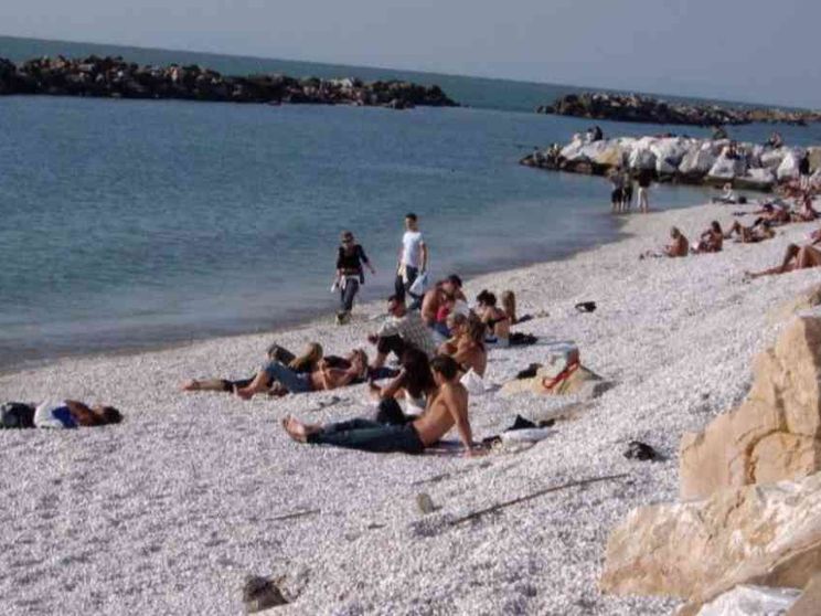 Le spiagge libere? Poche e sporche